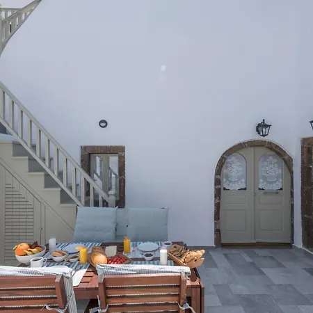 Santorini 180 Degrees Пиргос